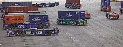 Auf dem HHLA Container Terminal Altenwerder wurde der Prototyp des von Gottwald entwickelten batteriebetriebenen Containertransporters, das Fahrzeug mit der Nr. 86, im Flottenbetrieb erprobt. Foto: Hamburger Hafen und Logistik AG © 