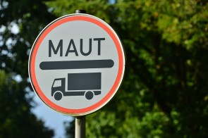 Schild Maut Vor Laubbaum