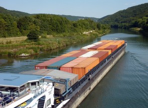 Binnenschiff-Mosel-Container